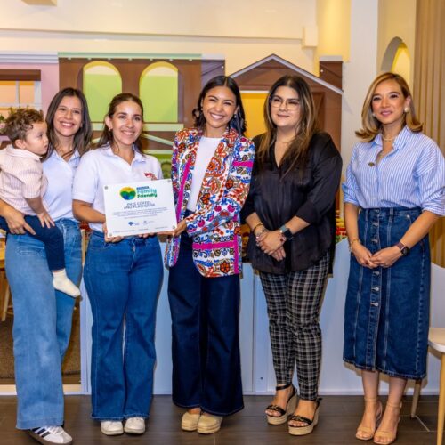 El Despacho de la Primera Dama otorga el sello Family Friendly a Píos Coffee & Playhouse, impulsando el #TurismoFamiliar en El Salvador. El local cumple con estándares de seguridad, accesibilidad y atención especializada para familias. Foto: Despacho Primera Dama.
