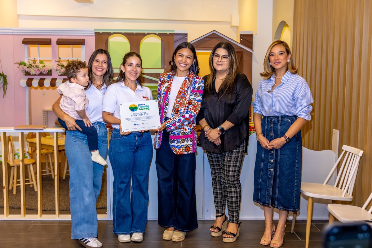 El Despacho de la Primera Dama otorga el sello Family Friendly a Píos Coffee & Playhouse, impulsando el #TurismoFamiliar en El Salvador. El local cumple con estándares de seguridad, accesibilidad y atención especializada para familias. Foto: Despacho Primera Dama.