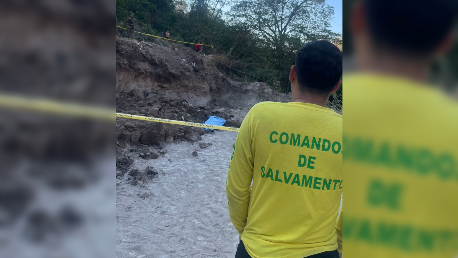 Un hombre de 23 años falleció tras quedar soterrado mientras trabajaba en un paredón en Corinto 2, La Libertad. Comandos de Salvamento y Cruz Roja atendieron la emergencia, pero la víctima ya no presentaba signos vitales. Foto: Comandos de Salvamento.