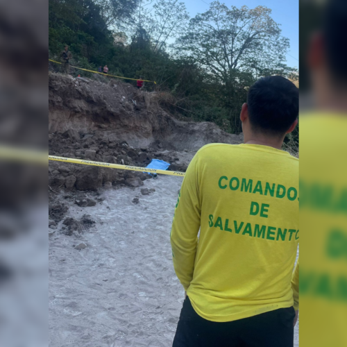 Un hombre de 23 años falleció tras quedar soterrado mientras trabajaba en un paredón en Corinto 2, La Libertad. Comandos de Salvamento y Cruz Roja atendieron la emergencia, pero la víctima ya no presentaba signos vitales. Foto: Comandos de Salvamento.