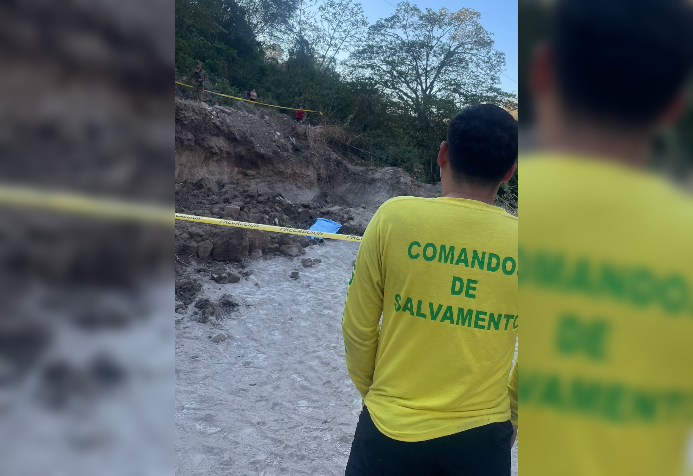 Un hombre de 23 años falleció tras quedar soterrado mientras trabajaba en un paredón en Corinto 2, La Libertad. Comandos de Salvamento y Cruz Roja atendieron la emergencia, pero la víctima ya no presentaba signos vitales. Foto: Comandos de Salvamento.