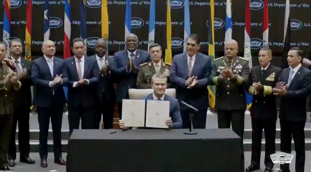 El Salvador se unió a casi 20 países en Miami para firmar un tratado impulsado por EE.UU. contra el narcotráfico y grupos narcoterroristas. El ministro Francis Merino Monroy lideró la delegación salvadoreña en el acuerdo regional. Foto: Ministerio de la Defensa.