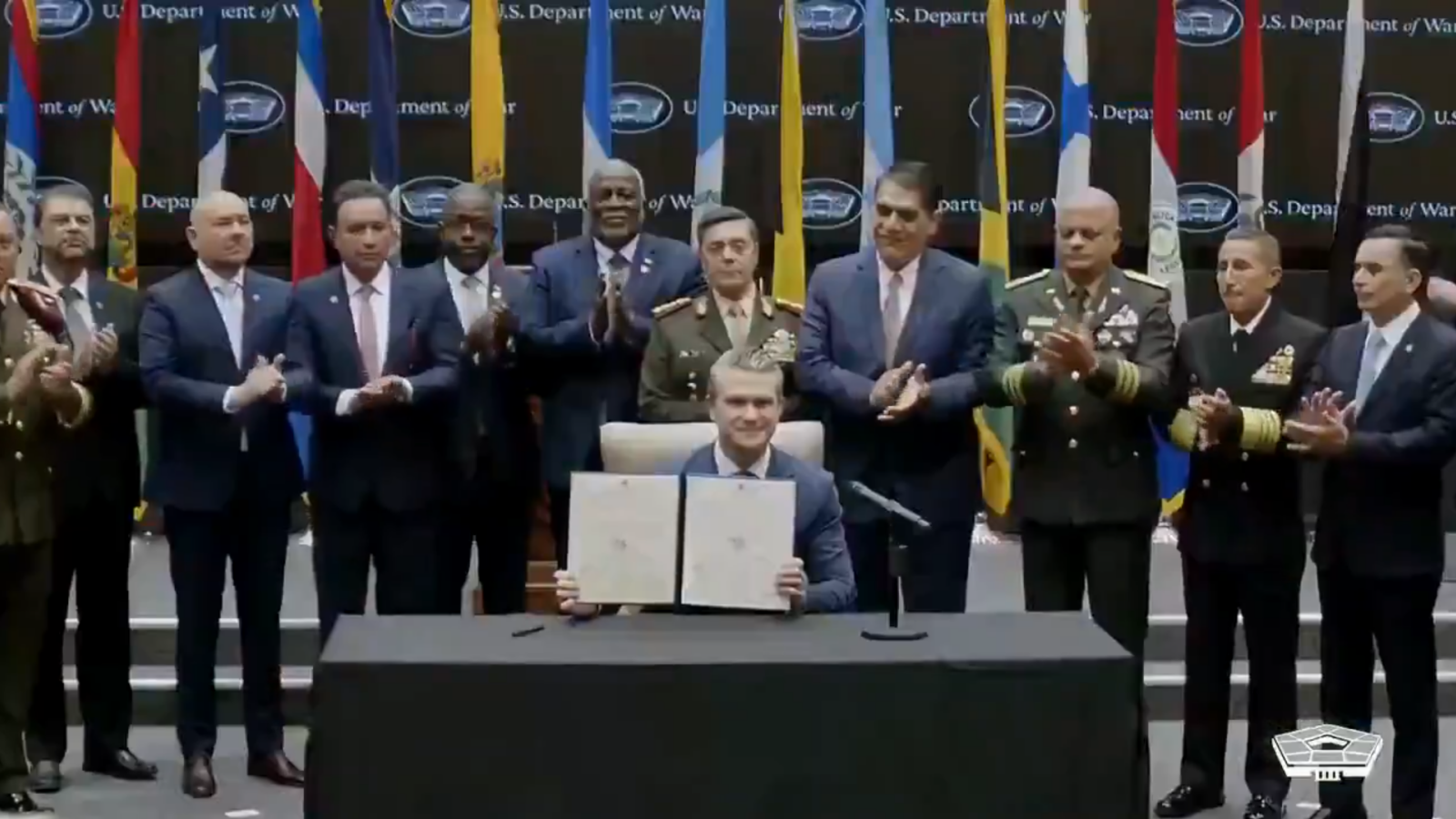 El Salvador se unió a casi 20 países en Miami para firmar un tratado impulsado por EE.UU. contra el narcotráfico y grupos narcoterroristas. El ministro Francis Merino Monroy lideró la delegación salvadoreña en el acuerdo regional. Foto: Ministerio de la Defensa.