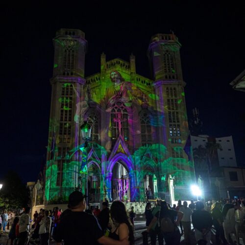 La Iglesia El Calvario en San Salvador combina videomapping, procesiones y arte sacro en la Semana Santa 2026. Un evento único con seguridad reforzada y actividades culturales para toda la familia. Foto: Alcaldía de San Salvador.