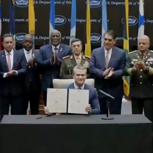 El Salvador se unió a casi 20 países en Miami para firmar un tratado impulsado por EE.UU. contra el narcotráfico y grupos narcoterroristas. El ministro Francis Merino Monroy lideró la delegación salvadoreña en el acuerdo regional. Foto: Ministerio de la Defensa.