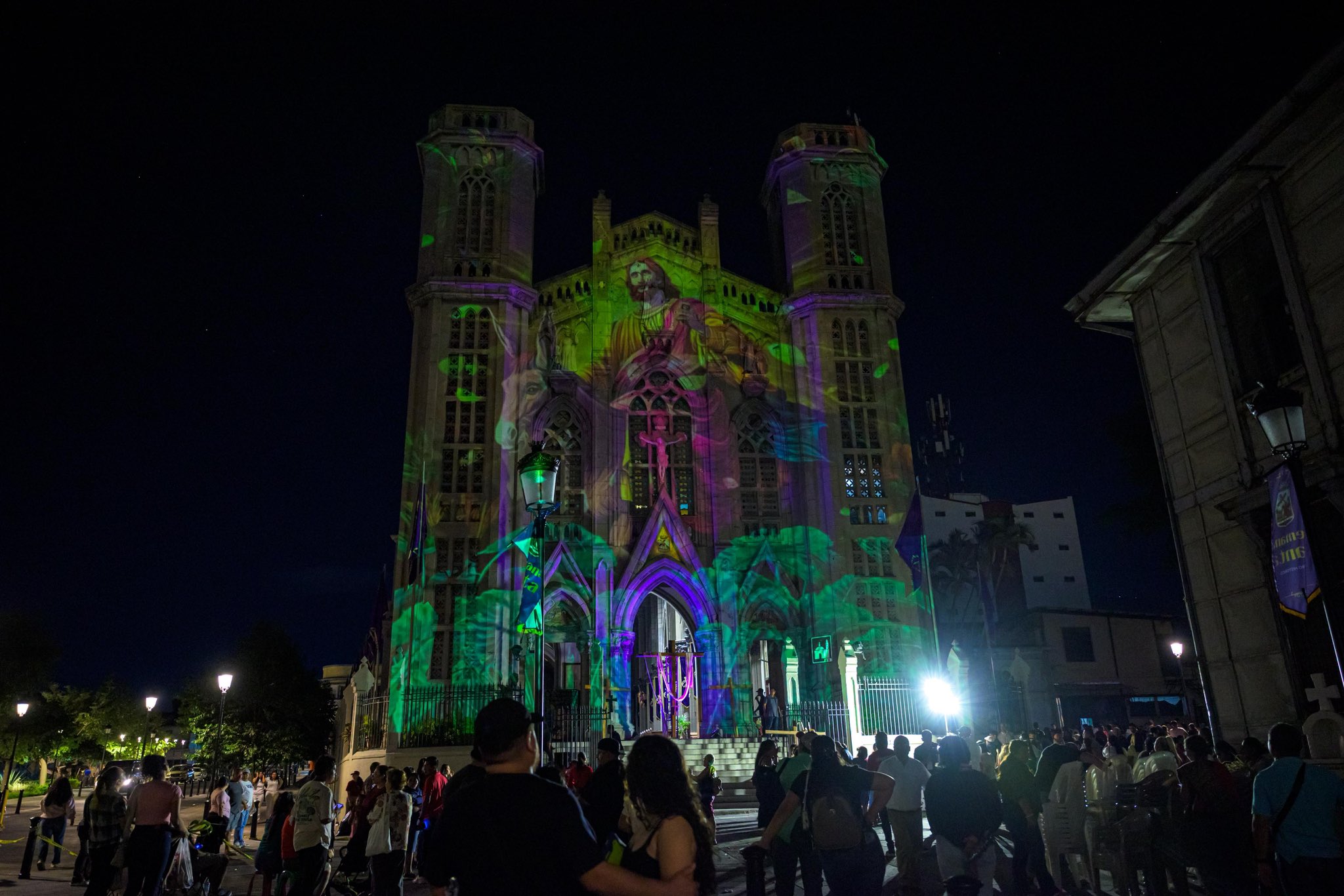 La Iglesia El Calvario en San Salvador combina videomapping, procesiones y arte sacro en la Semana Santa 2026. Un evento único con seguridad reforzada y actividades culturales para toda la familia. Foto: Alcaldía de San Salvador.