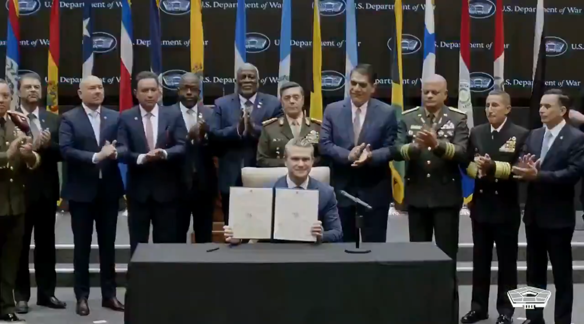 El Salvador se unió a casi 20 países en Miami para firmar un tratado impulsado por EE.UU. contra el narcotráfico y grupos narcoterroristas. El ministro Francis Merino Monroy lideró la delegación salvadoreña en el acuerdo regional. Foto: Ministerio de la Defensa.