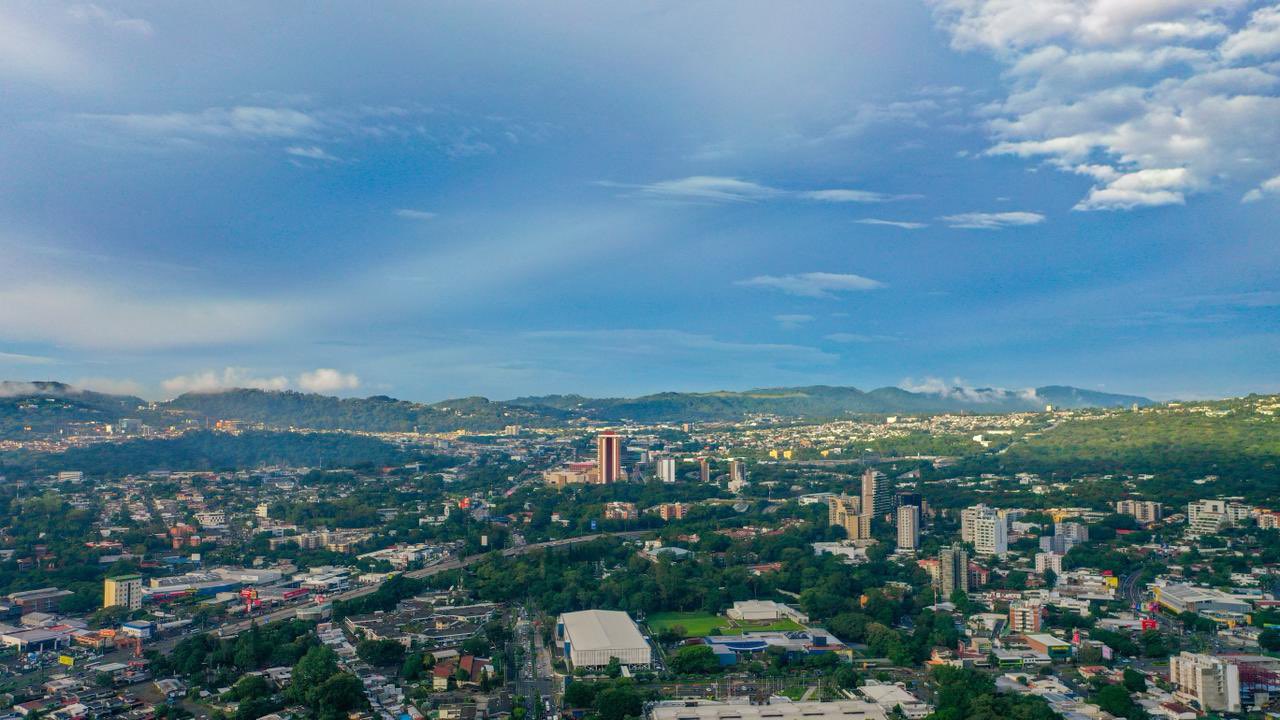 #ElObservatorioInforma prevé un lunes con calor intenso y lluvias aisladas por la tarde en San Salvador y La Libertad. Se recomienda hidratación y precaución ante tormentas repentinas. Foto: MARN.