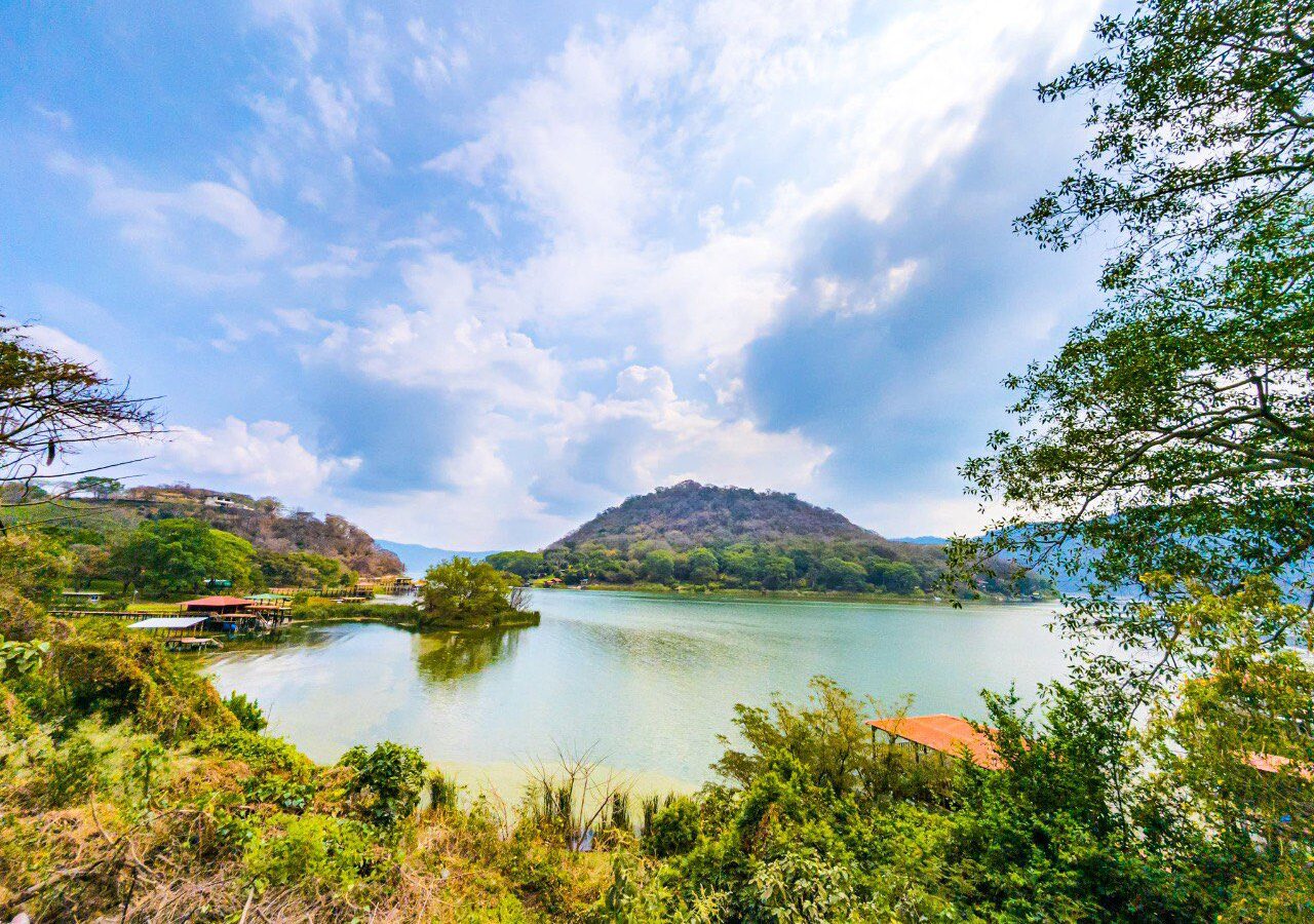 El Lago de Coatepeque ha sorprendido con su impresionante tono turquesa. Descubre cómo este fenómeno natural lo convierte en el destino más fascinante de El Salvador. Foto: MARN.