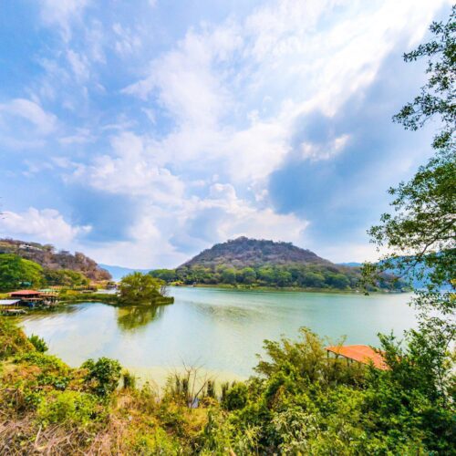 El Lago de Coatepeque ha sorprendido con su impresionante tono turquesa. Descubre cómo este fenómeno natural lo convierte en el destino más fascinante de El Salvador. Foto: MARN.