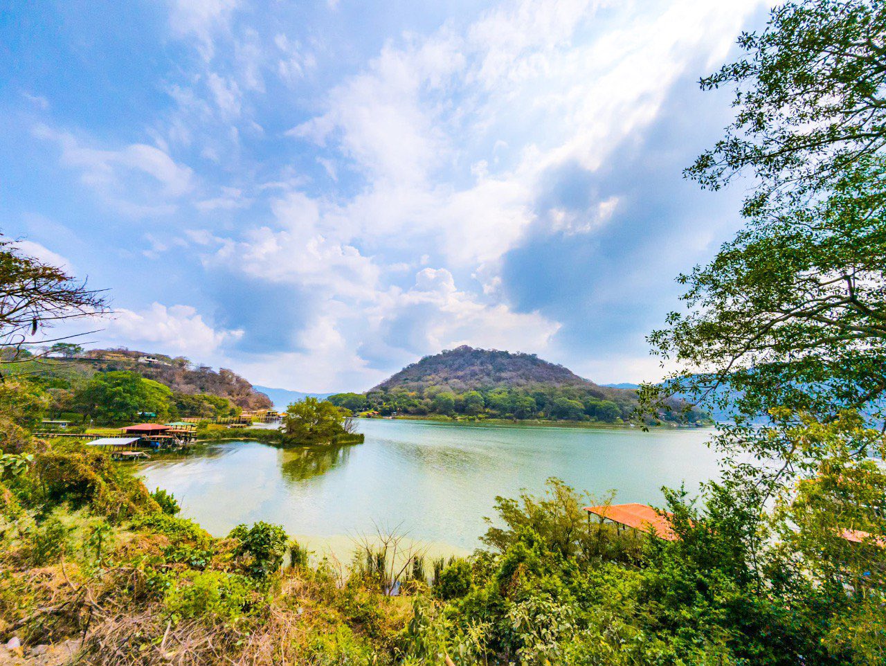 El Lago de Coatepeque ha sorprendido con su impresionante tono turquesa. Descubre cómo este fenómeno natural lo convierte en el destino más fascinante de El Salvador. Foto: MARN.