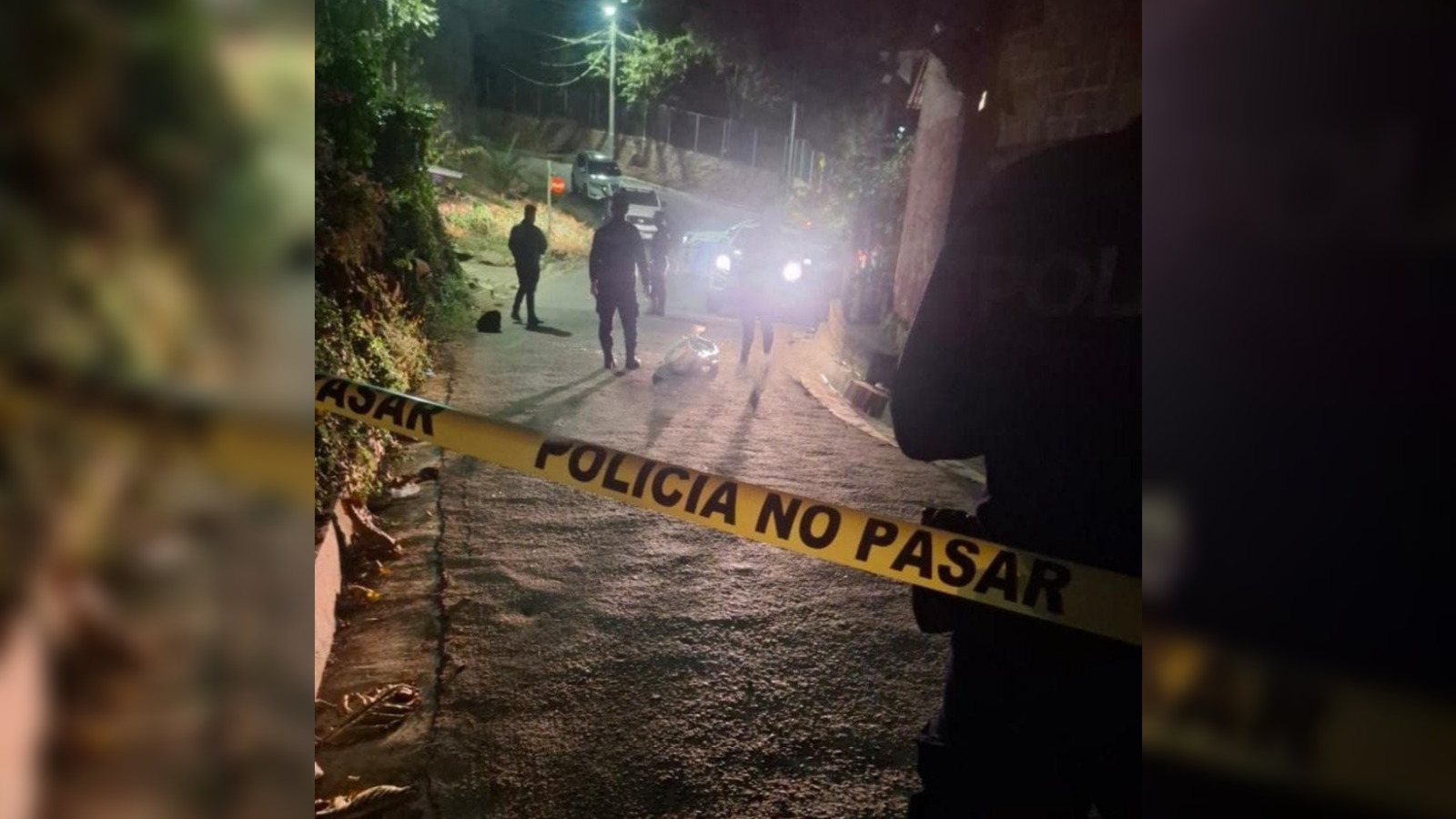 Una persona murió en Ilobasco tras ser arrollada por dos vehículos en secuencia. Ambos conductores se dieron a la fuga. La PNC investiga el caso en el sector de La Calavera. Foto: Ilobasco Hoy.