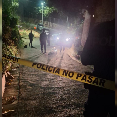 Una persona murió en Ilobasco tras ser arrollada por dos vehículos en secuencia. Ambos conductores se dieron a la fuga. La PNC investiga el caso en el sector de La Calavera. Foto: Ilobasco Hoy.