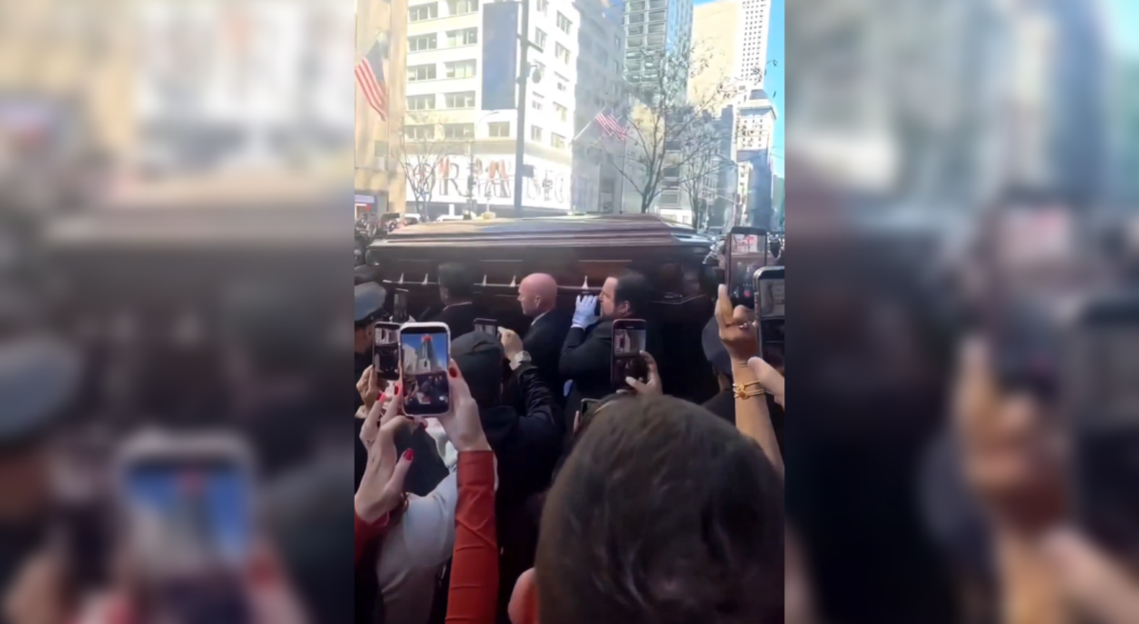 Decenas de músicos rindieron un homenaje histórico a #WillieColón frente a la Catedral de San Patricio. El video ya suma millones de vistas y emociona al mundo de la salsa. Foto: Cortesía.