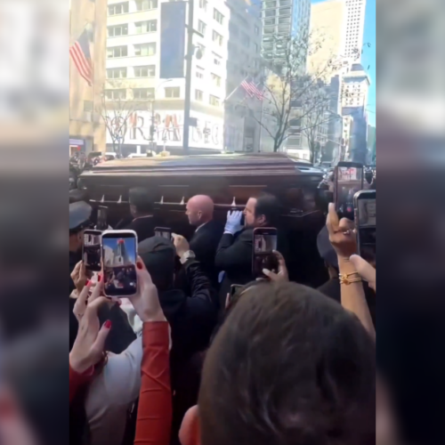 Decenas de músicos rindieron un homenaje histórico a #WillieColón frente a la Catedral de San Patricio. El video ya suma millones de vistas y emociona al mundo de la salsa. Foto: Cortesía.