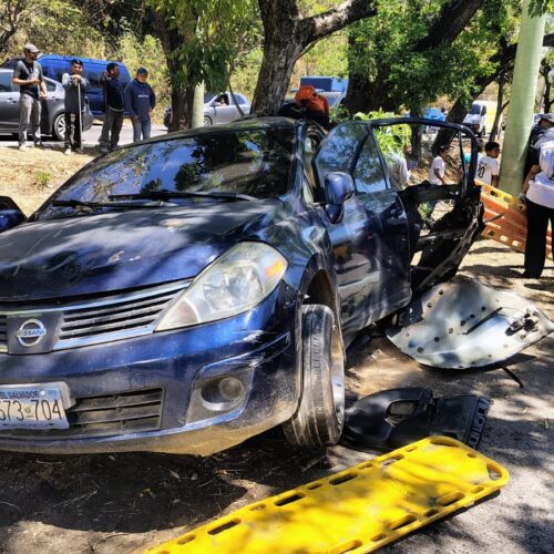 Sube a dos la cifra de fallecidos, incluyendo un menor de edad, tras accidente en la Autopista a Comalapa reportado por #ComandosDeSalvamento. Una mujer murió en el lugar y el niño falleció en el hospital. Foto: Comandos de Salvamento.