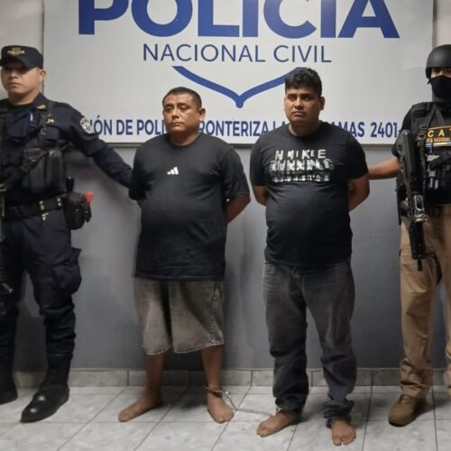 La Policía Nacional Civil (PNC) recibió en la Frontera Las Chinamas a dos peligrosos miembros de la pandilla 18 Revolucionarios, entregados por Guatemala por delitos de agrupaciones ilícitas y otros cargos graves. Foto: PNCSV.