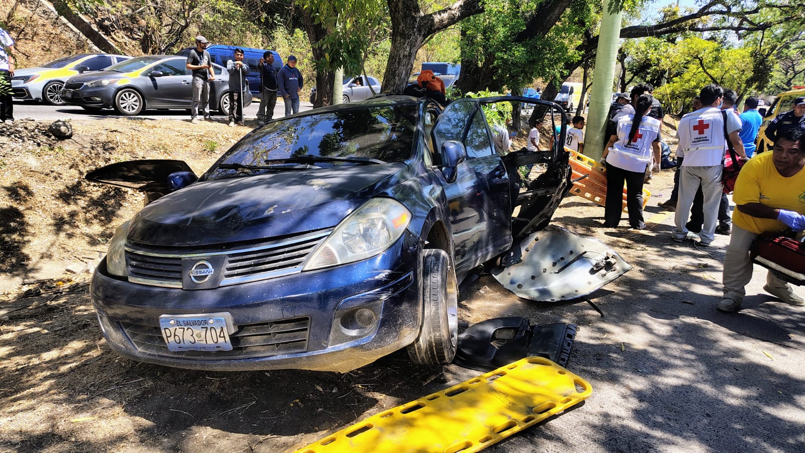 Sube a dos la cifra de fallecidos, incluyendo un menor de edad, tras accidente en la Autopista a Comalapa reportado por #ComandosDeSalvamento. Una mujer murió en el lugar y el niño falleció en el hospital. Foto: Comandos de Salvamento.