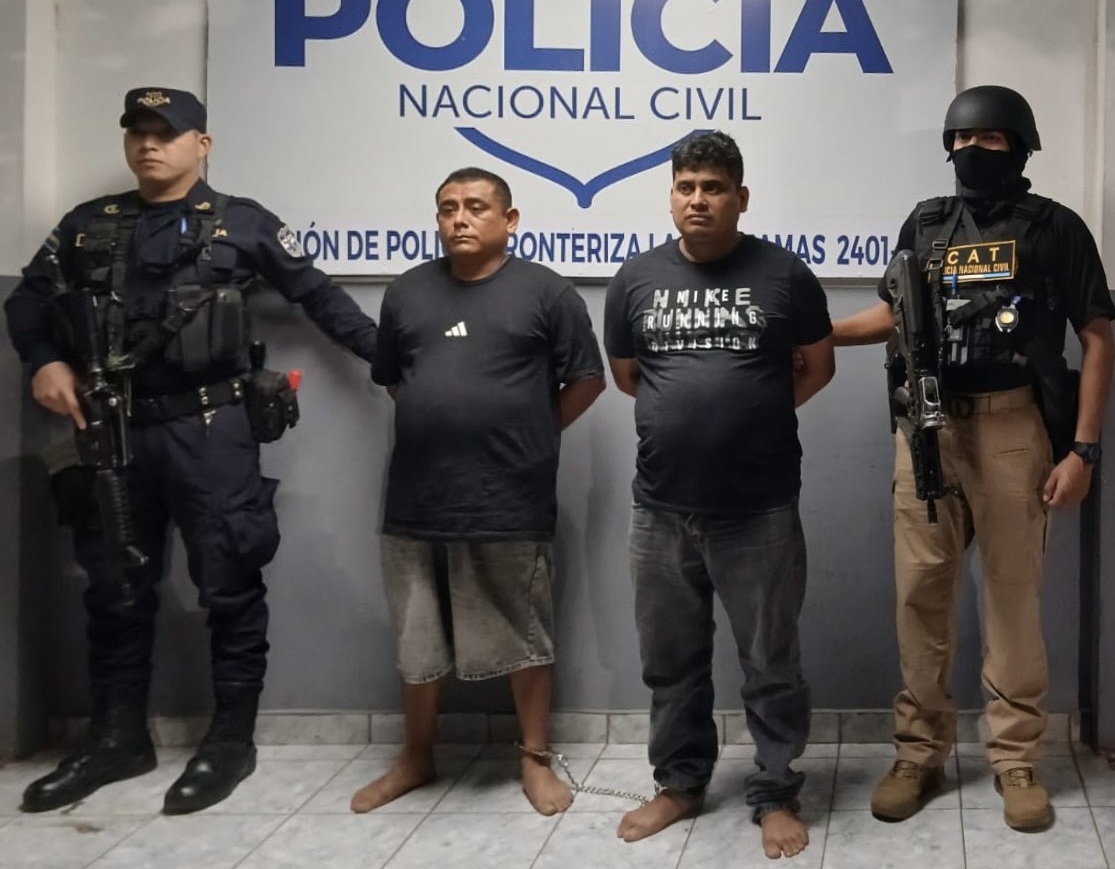 La Policía Nacional Civil (PNC) recibió en la Frontera Las Chinamas a dos peligrosos miembros de la pandilla 18 Revolucionarios, entregados por Guatemala por delitos de agrupaciones ilícitas y otros cargos graves. Foto: PNCSV.