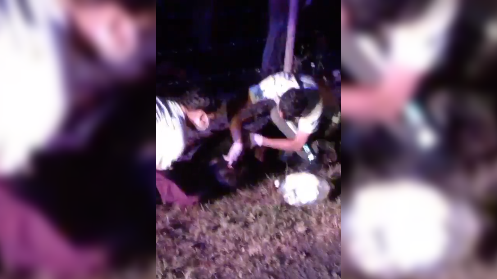 Un motociclista quedó inconsciente y sin identificación tras un violento accidente de tránsito en la intersección de la carretera Antigua a Tonacatepeque y el sector Las Flores, en San Salvador. Socorristas lo trasladaron de urgencia a un centro médico. Foto: Cortesía Noticiero Hechos.