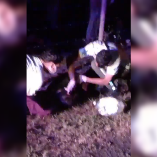 Un motociclista quedó inconsciente y sin identificación tras un violento accidente de tránsito en la intersección de la carretera Antigua a Tonacatepeque y el sector Las Flores, en San Salvador. Socorristas lo trasladaron de urgencia a un centro médico. Foto: Cortesía Noticiero Hechos.