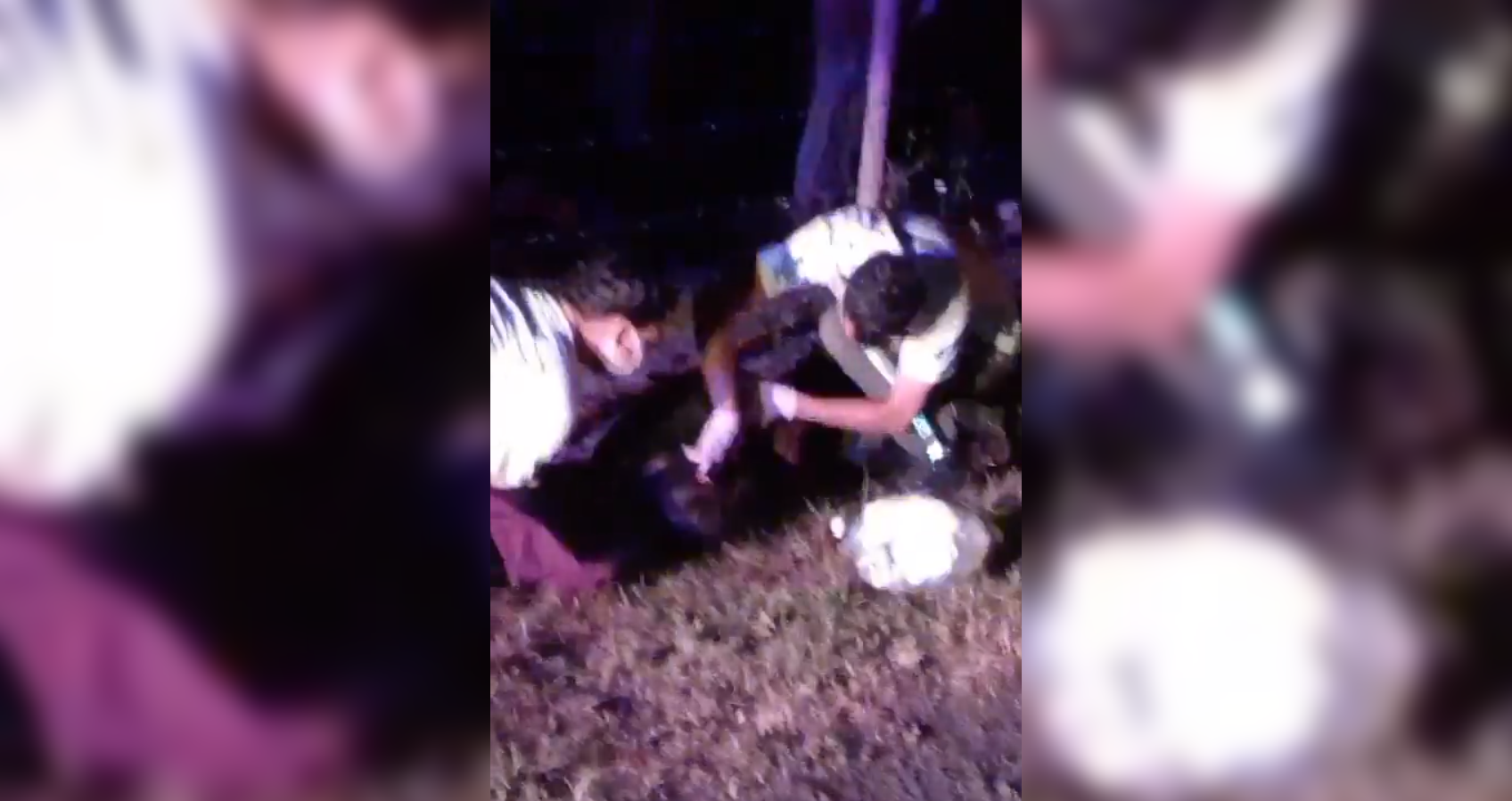 Un motociclista quedó inconsciente y sin identificación tras un violento accidente de tránsito en la intersección de la carretera Antigua a Tonacatepeque y el sector Las Flores, en San Salvador. Socorristas lo trasladaron de urgencia a un centro médico. Foto: Cortesía Noticiero Hechos.