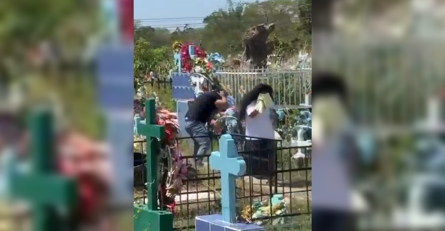 Ataques de abejas en un cementerio y una escuela de Santiago Nonualco dejan varios afectados. Comandos de Salvamento y Bomberos atendieron las emergencias. Foto: Sivar News SV.