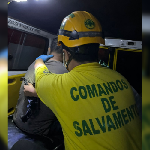 Un joven de 26 años fue trasladado de urgencia por Comandos de Salvamento tras ingerir una píldora de raticida en el Cantón Las Bermudas. El paciente recibió atención crítica en el Hospital Nacional de Sensuntepeque. Foto: Comandos de Salvamento.