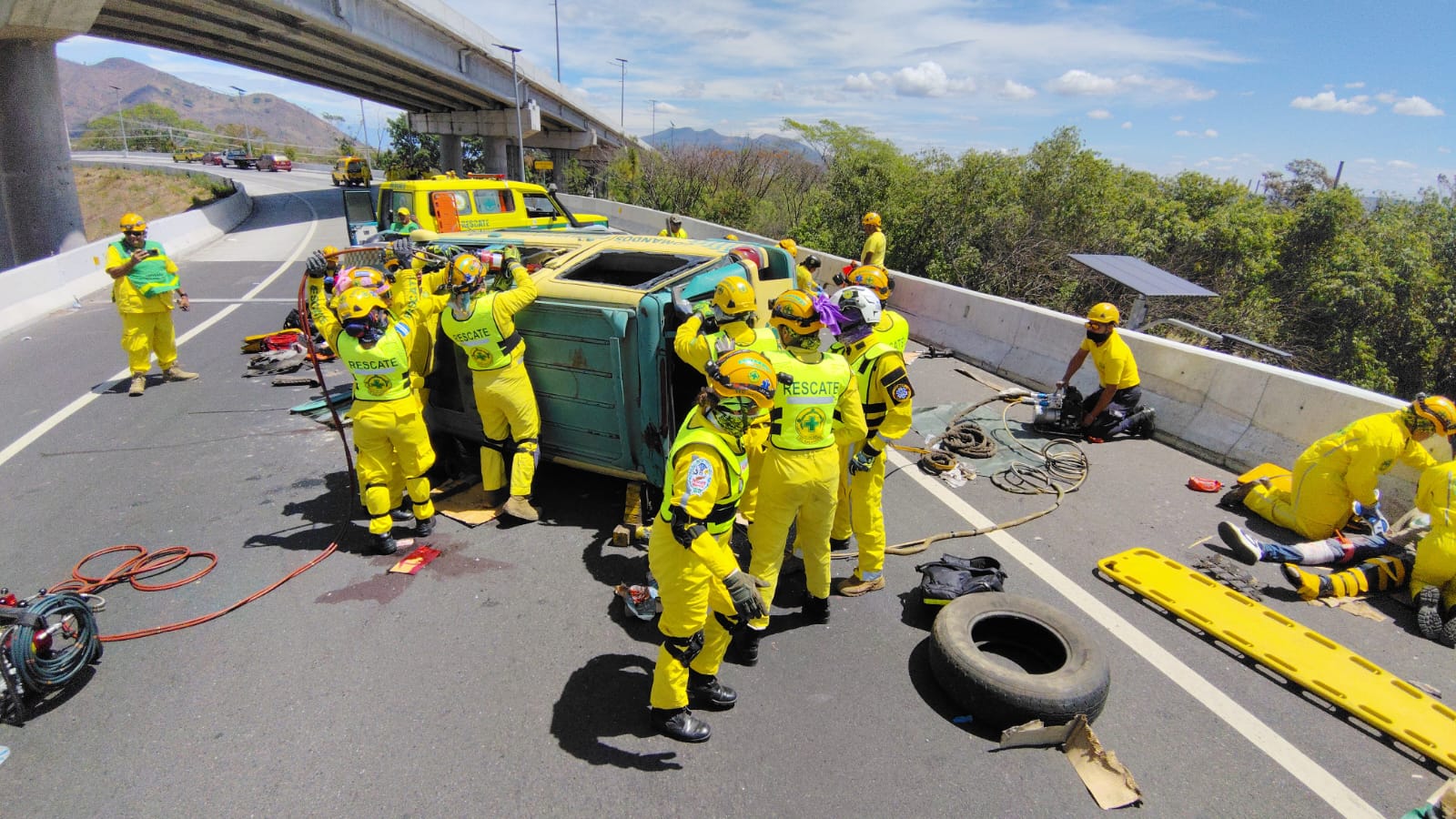 Comandos de Salvamento despliega 1,850 voluntarios y 68 puestos de socorro para atender emergencias en esta Semana Santa. Simulacro en carretera Constitución valida protocolos de respuesta. Foto: Comandos de Salvamento.