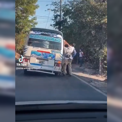Pasajeros denuncian que una unidad de la Ruta 6 estuvo a punto de volcar por sobrecarga. Exigen sanciones al #ViceministerioDeTransporte para evitar tragedias. Foto: Cortesía.