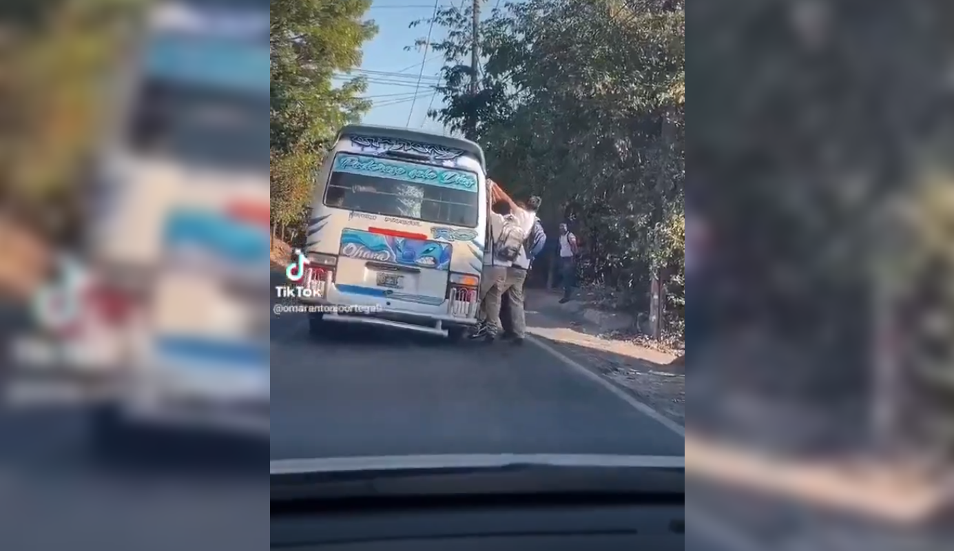 Pasajeros denuncian que una unidad de la Ruta 6 estuvo a punto de volcar por sobrecarga. Exigen sanciones al #ViceministerioDeTransporte para evitar tragedias. Foto: Cortesía.