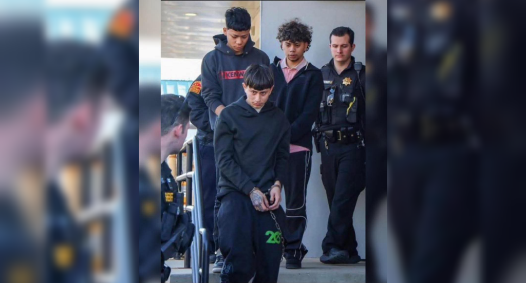 Tres jóvenes salvadoreños enfrentan cargos criminales en Long Island tras el hallazgo de bombas molotov en su vehículo. El arresto ocurrió en Central Islip, Nueva York. Foto: Suffolk County PD.