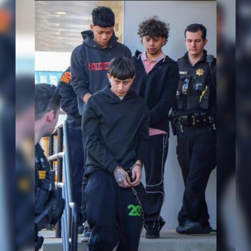 Tres jóvenes salvadoreños enfrentan cargos criminales en Long Island tras el hallazgo de bombas molotov en su vehículo. El arresto ocurrió en Central Islip, Nueva York. Foto: Suffolk County PD.