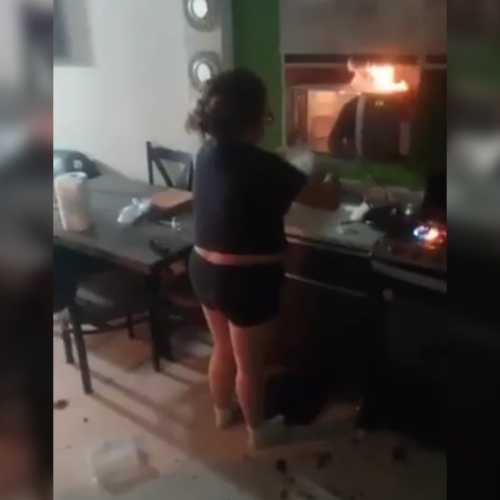 Una mujer de 31 años incendió su casa en Torreón tras una discusión. El hecho fue grabado por su pareja y la vivienda resultó en pérdida total. La agresora fue detenida. Foto: Cortesía.