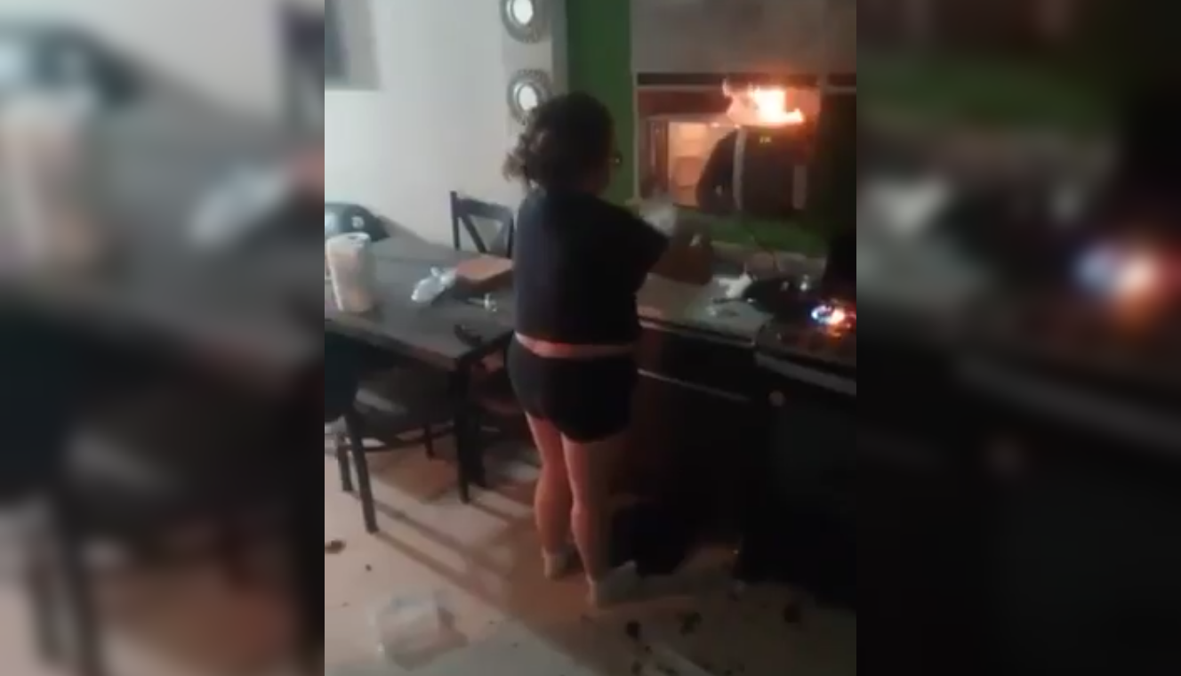 Una mujer de 31 años incendió su casa en Torreón tras una discusión. El hecho fue grabado por su pareja y la vivienda resultó en pérdida total. La agresora fue detenida. Foto: Cortesía.