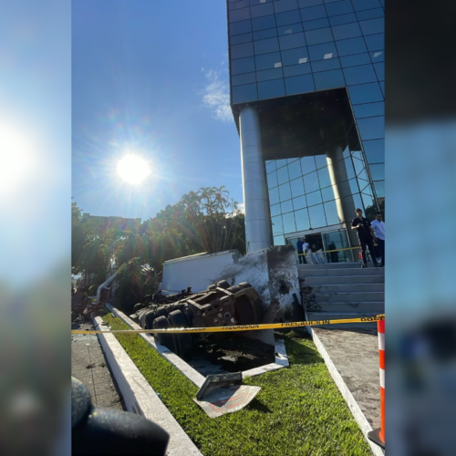 Fotos muestran la destrucción total de una rastra y daños en un edificio tras el accidente fatal en Los Próceres. El paso hacia San Salvador sigue restringido. Foto: La Diáspora 503.
