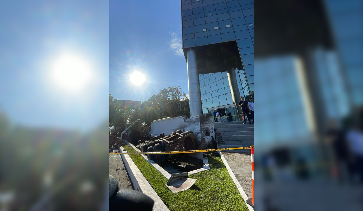 Fotos muestran la destrucción total de una rastra y daños en un edificio tras el accidente fatal en Los Próceres. El paso hacia San Salvador sigue restringido. Foto: La Diáspora 503.