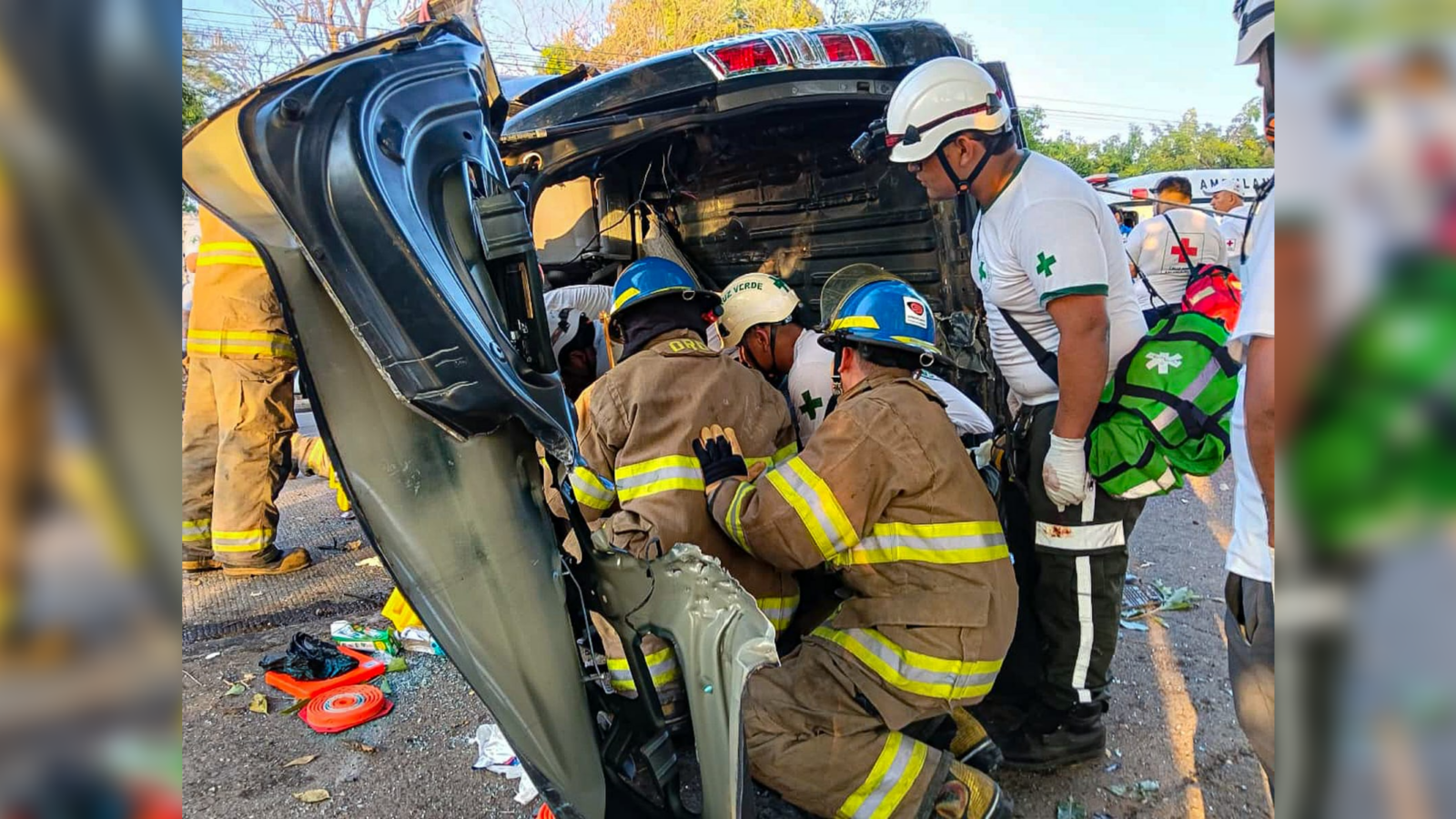 Tres miembros de Cruz Roja La Unión fallecen en accidente en la Carretera del Litoral tras participar en el "Paso del Hombre". @BomberosSV.