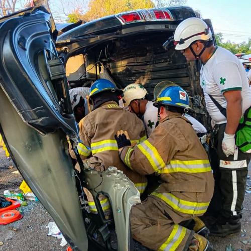 Tres miembros de Cruz Roja La Unión fallecen en accidente en la Carretera del Litoral tras participar en el "Paso del Hombre". @BomberosSV.