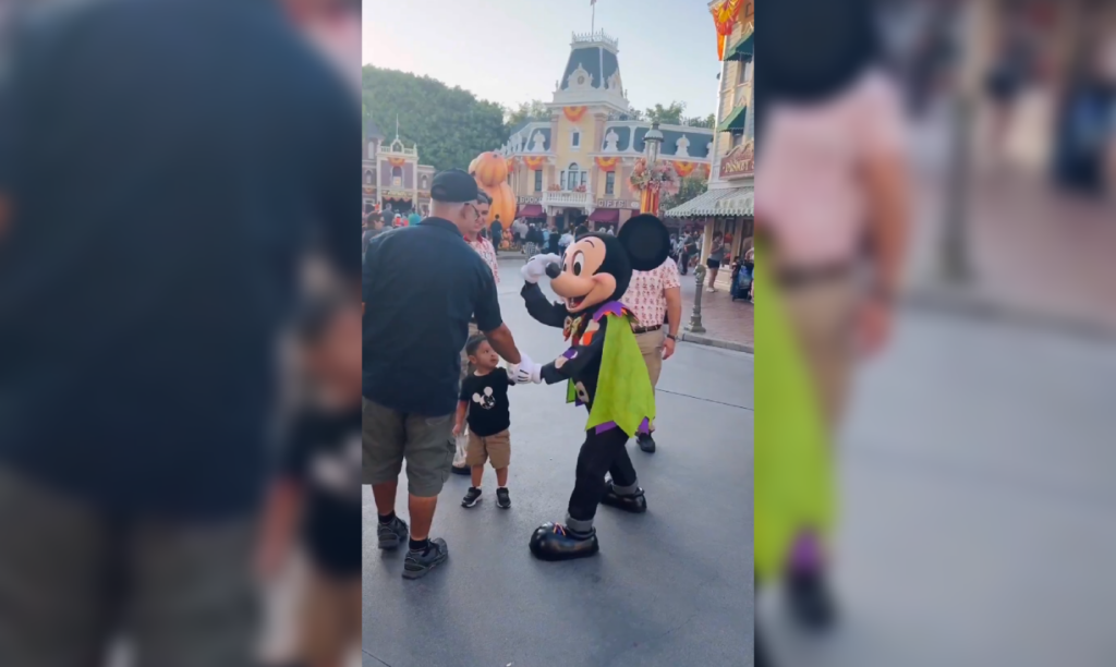Un video de #MickeyMouse regañando a un padre adicto al celular en Disney explota en redes sociales bajo el apodo de "Mickey Basado". El clip reabre el debate sobre la paternidad distraída. Foto: Cortesía.