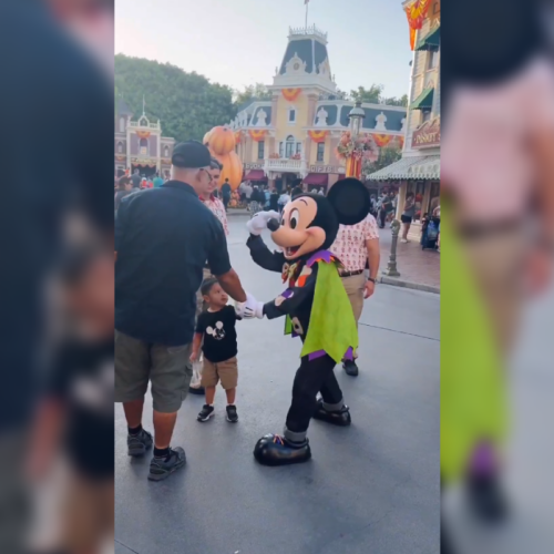 Un video de #MickeyMouse regañando a un padre adicto al celular en Disney explota en redes sociales bajo el apodo de "Mickey Basado". El clip reabre el debate sobre la paternidad distraída. Foto: Cortesía.