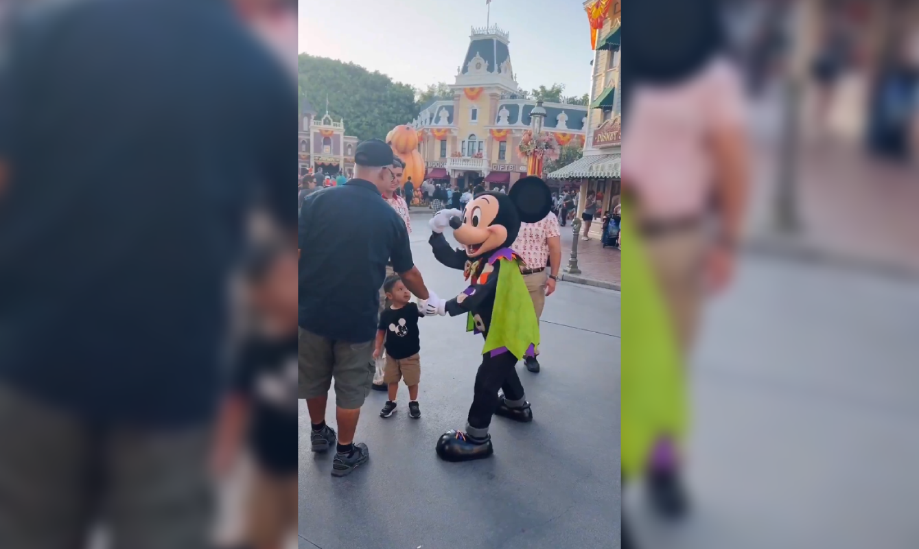 Un video de #MickeyMouse regañando a un padre adicto al celular en Disney explota en redes sociales bajo el apodo de "Mickey Basado". El clip reabre el debate sobre la paternidad distraída. Foto: Cortesía.