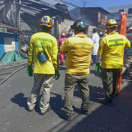 Un incendio de grandes proporciones arrasó una chatarrera en el Barrio Lourdes de San Salvador. Bomberos y equipos de socorro lograron controlarlo sin víctimas fatales. Foto: Bomberos El Salvador.
