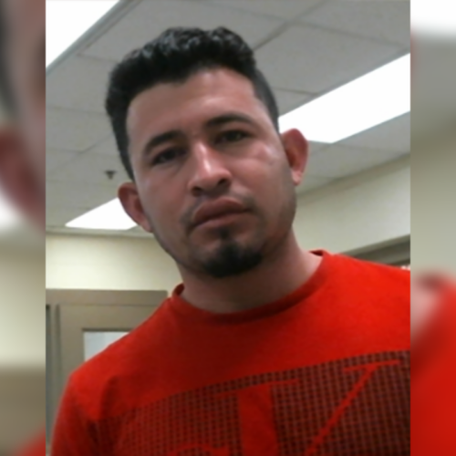 La oficina de ERO removió a un nacional salvadoreño condenado por violación violenta en Maryland. El sujeto fue entregado a las autoridades de El Salvador tras cumplir su condena en EE.UU. Foto: ICE ERO.
