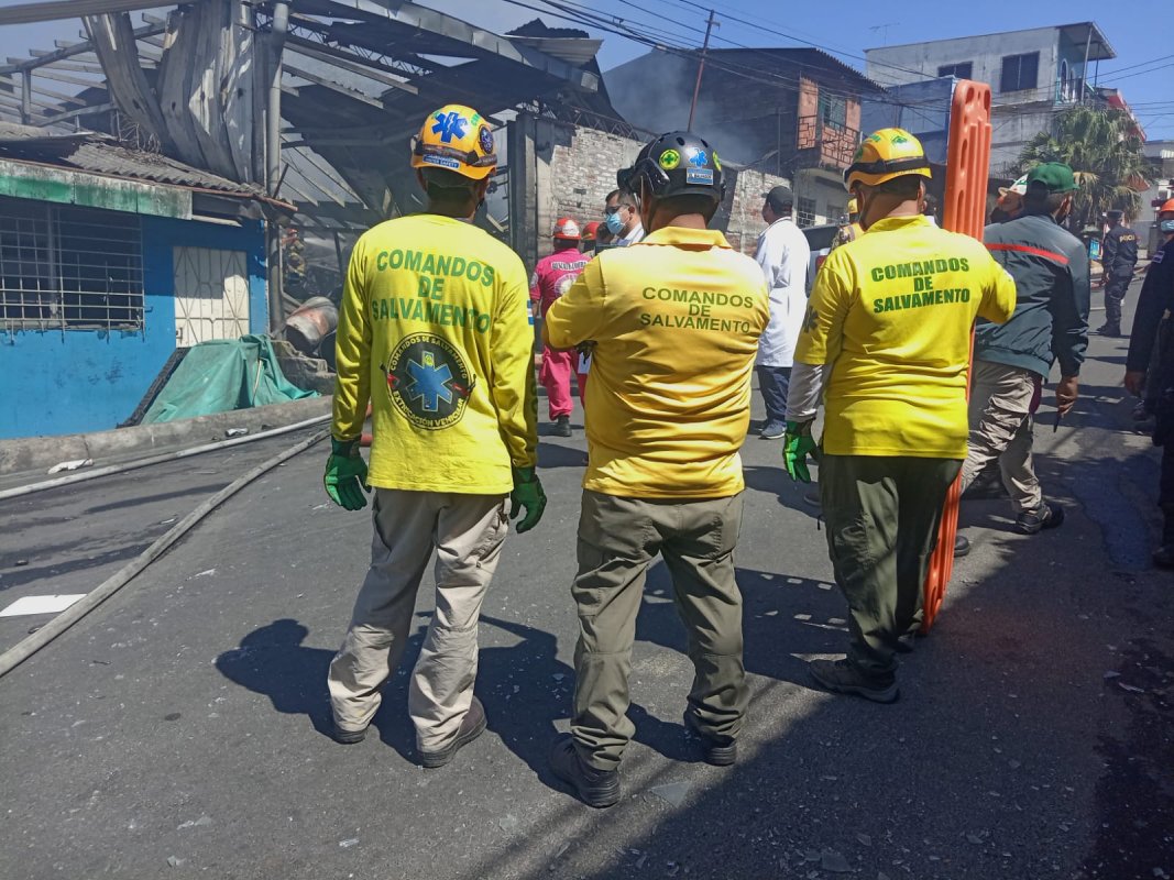 Un incendio de grandes proporciones arrasó una chatarrera en el Barrio Lourdes de San Salvador. Bomberos y equipos de socorro lograron controlarlo sin víctimas fatales. Foto: Bomberos El Salvador.