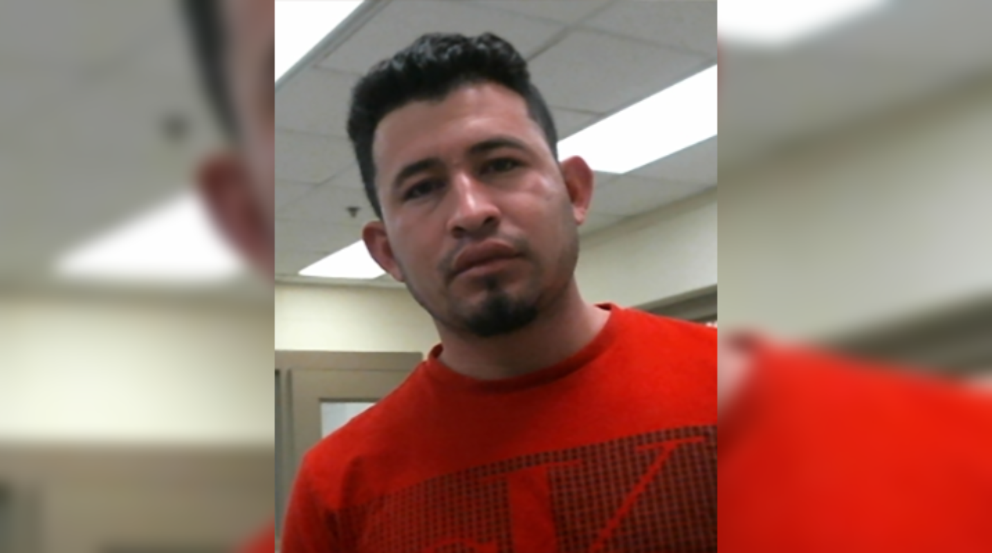 La oficina de ERO removió a un nacional salvadoreño condenado por violación violenta en Maryland. El sujeto fue entregado a las autoridades de El Salvador tras cumplir su condena en EE.UU. Foto: ICE ERO.