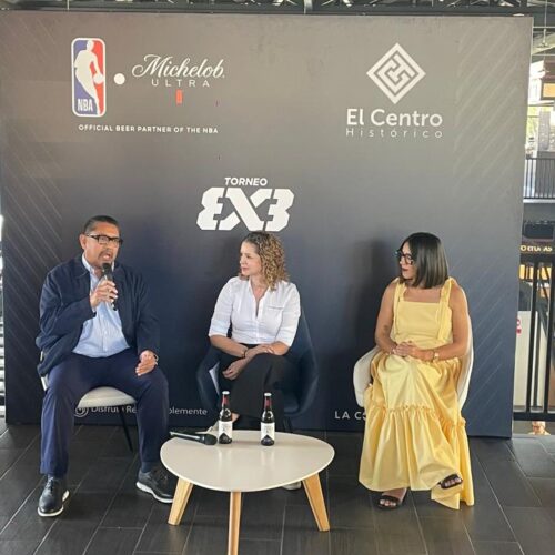 Michelob Ultra trae el "Courtside Experience", un torneo 3x3 de basketball en el #CentroHistórico, como parte de su alianza global con la NBA. ¡El equipo ganador viajará a un partido oficial! Foto: La Diáspora 503.