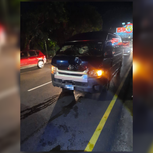 Un adulto mayor murió atropellado la noche del lunes en la 49 Avenida Norte, cerca de la colonia Luz. El conductor del microbús permaneció en la escena mientras la Cruz Verde confirmó el deceso. Foto: Cruz verde.