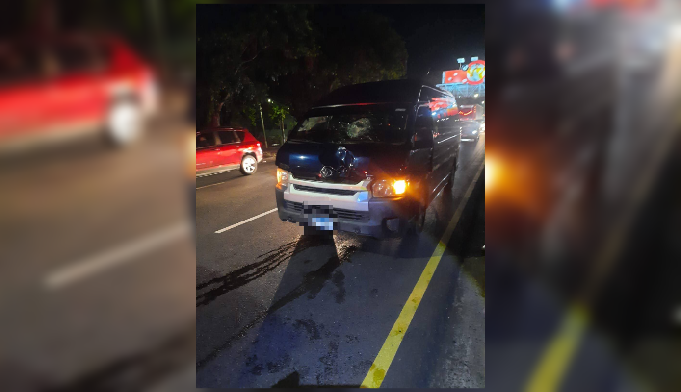 Un adulto mayor murió atropellado la noche del lunes en la 49 Avenida Norte, cerca de la colonia Luz. El conductor del microbús permaneció en la escena mientras la Cruz Verde confirmó el deceso. Foto: Cruz verde.