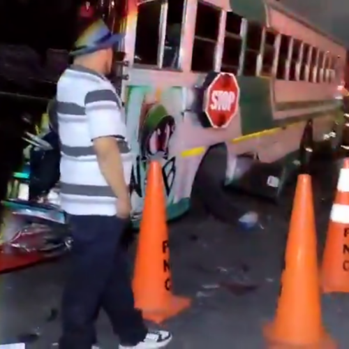 Equipos de emergencia trabajan en el lugar del accidente mortal en la Troncal del Norte, donde un joven falleció tras impactar contra un bus.
